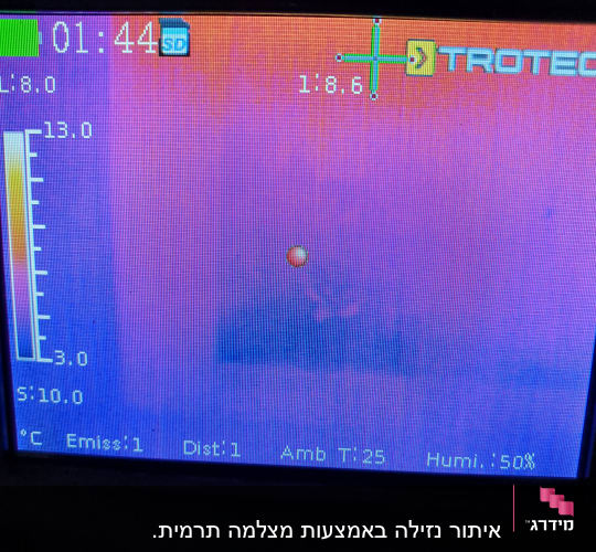 תצוגת מצלמה תרמית עם נתוני טמפרטורה ולחות